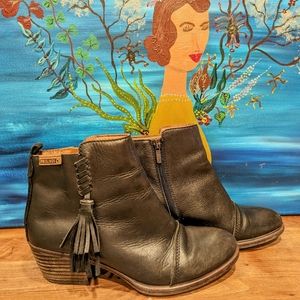 Pikolinos black bootie boots